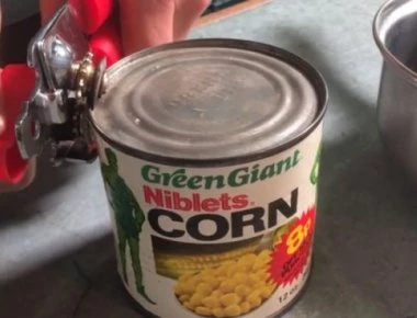 Υπάλληλοι τράπεζας τροφίμων άνοιξαν κονσέρβα με καλαμπόκι του 1982 - Δείτε τι αντίκρισαν! (βίντεο)